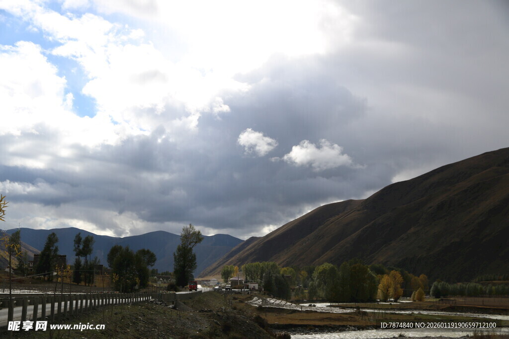 山间公路风景 云绕山峦
