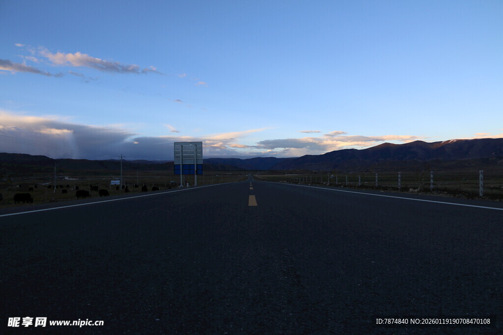 公路尽头的黄昏美景