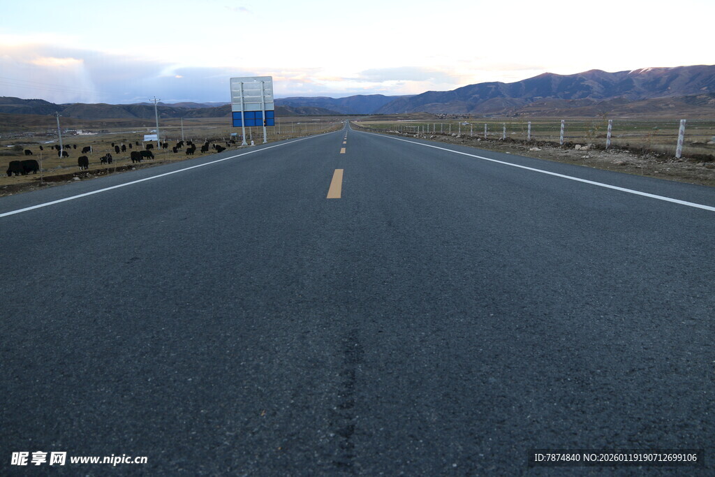 空旷公路伸向远方