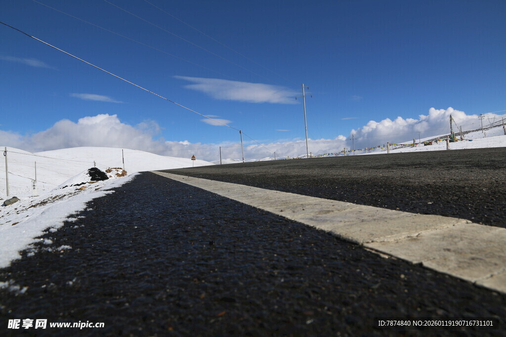 雪覆公路 蓝天相伴