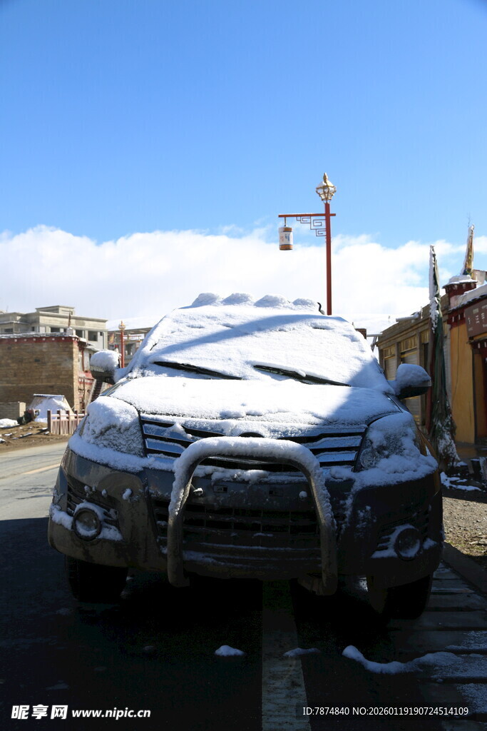 雪覆车头 冬日街头景象