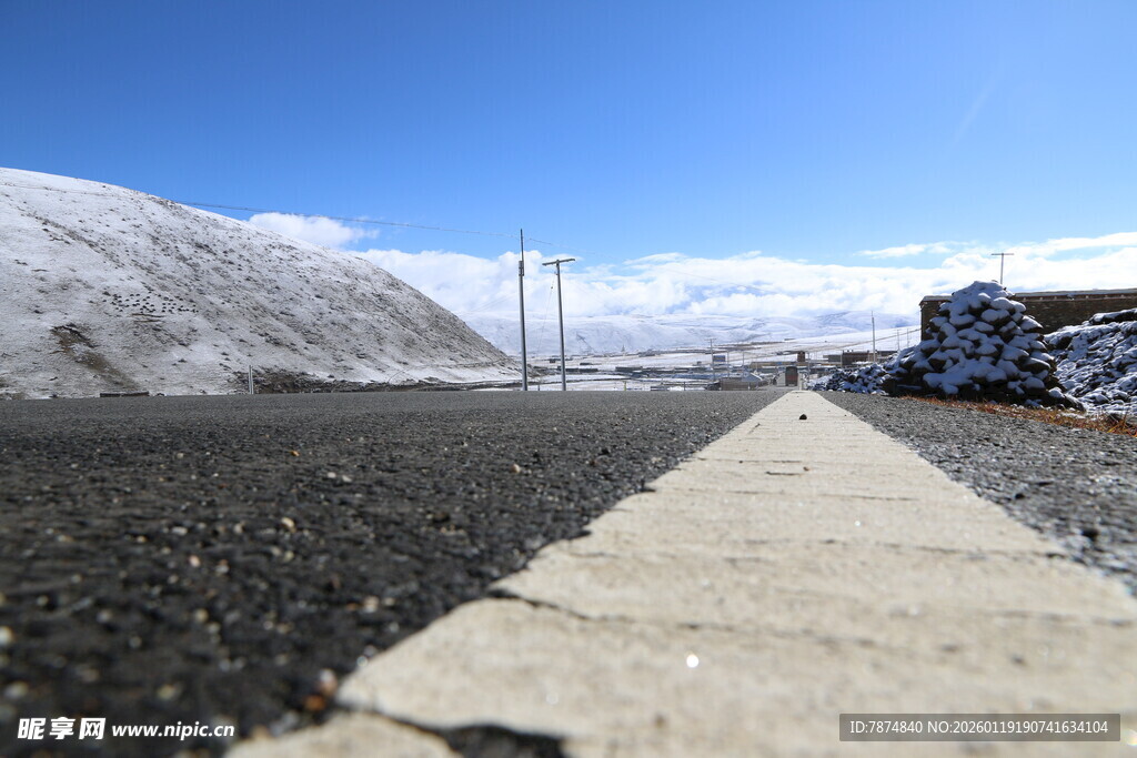 雪地中的空旷道路