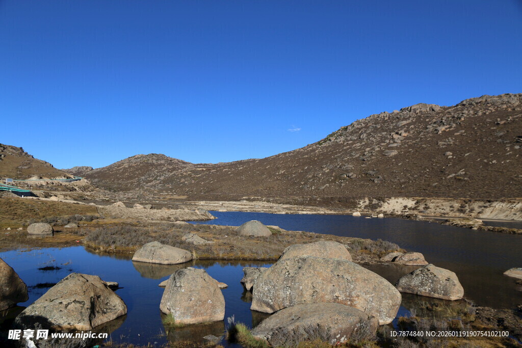 山间静美湖泊与嶙峋怪石