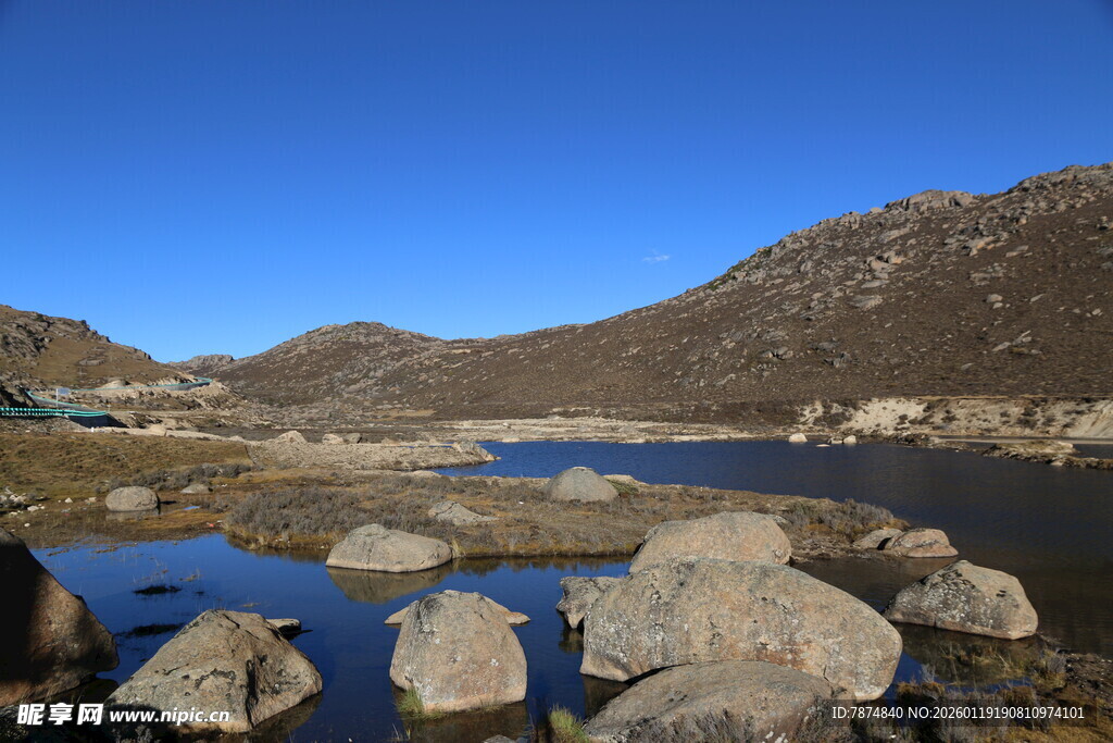山间湖畔的嶙峋石块