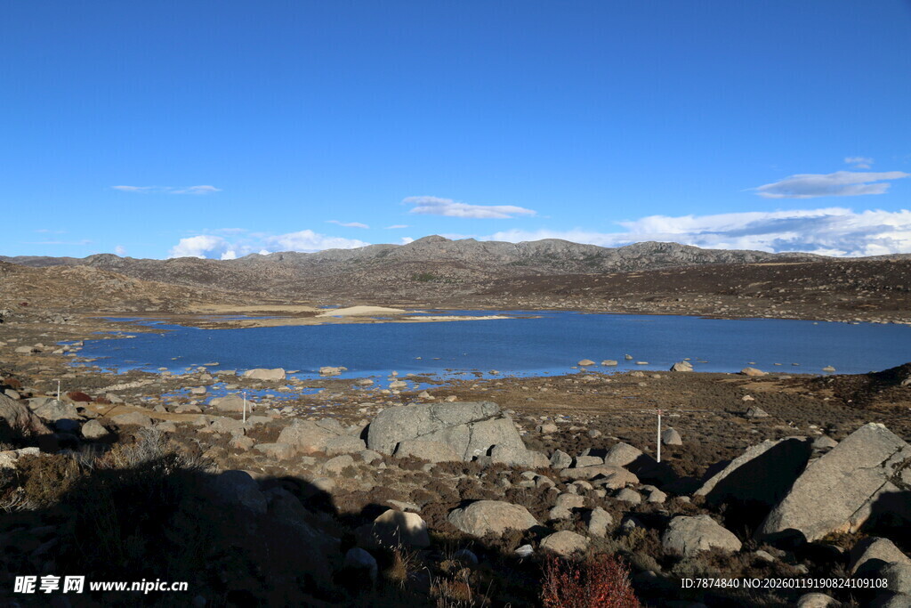 湖畔岩石景观 蓝天碧水