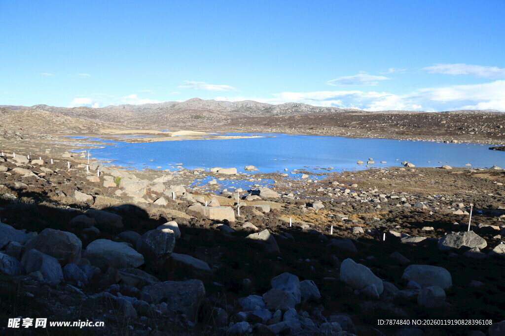 湖畔风光 岩石与蓝天美景