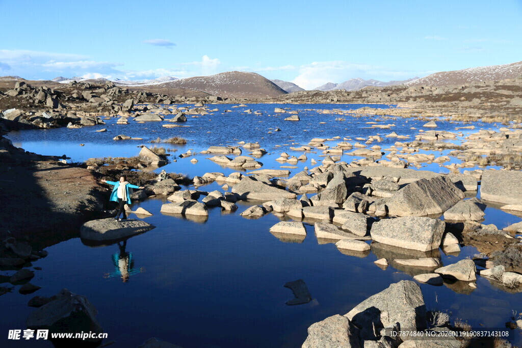 湖畔嶙峋怪石与宁静水面