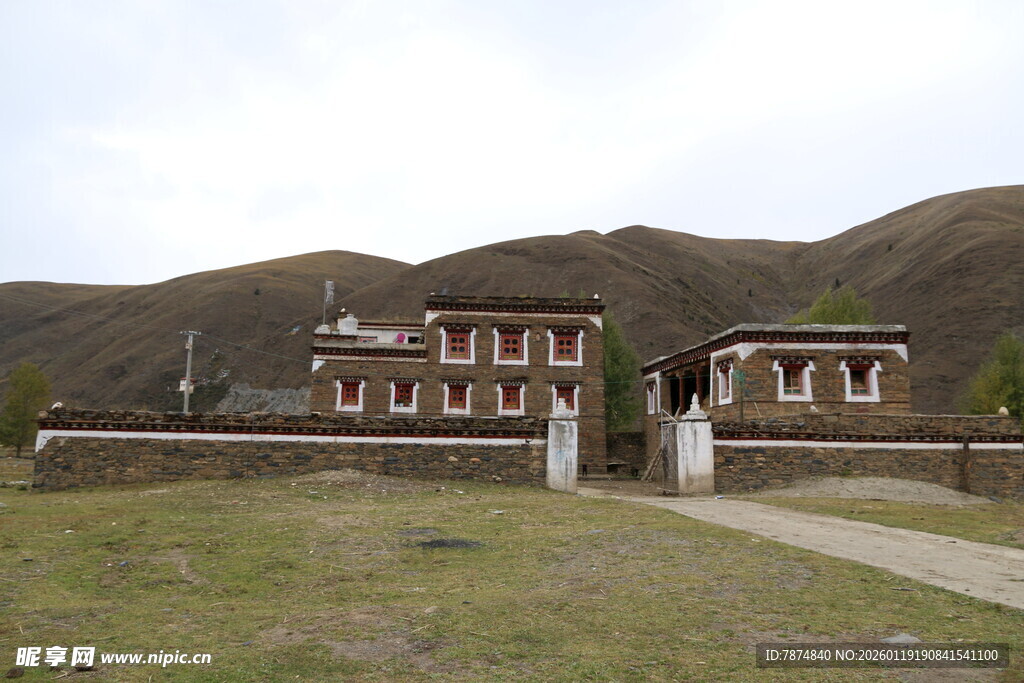 藏式建筑坐落于草原山间