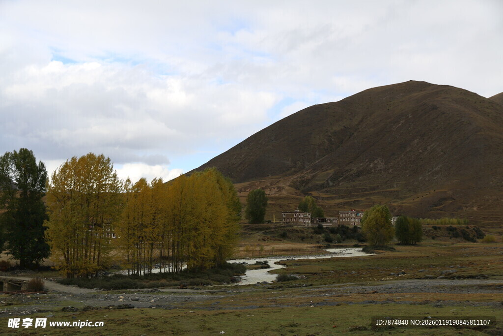 秋日山间溪流美景