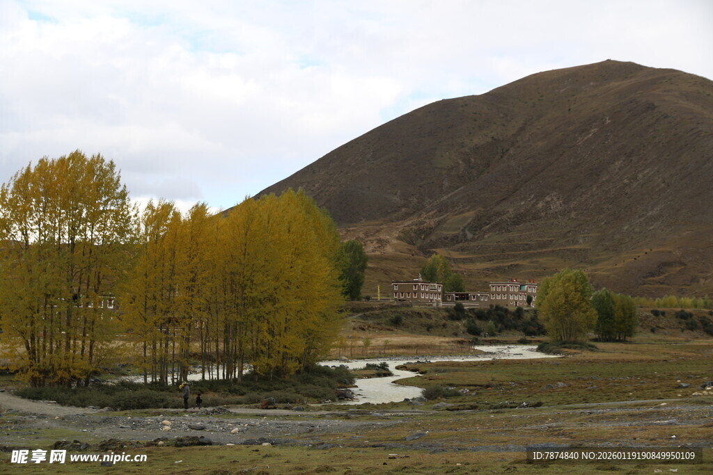 秋日山间村落美景