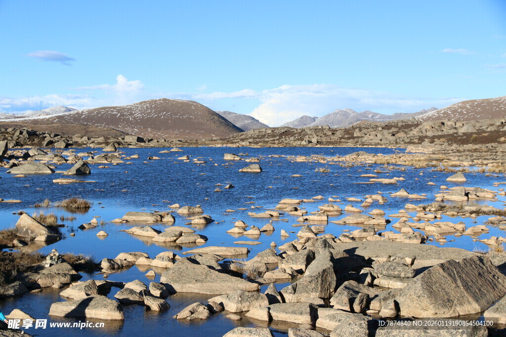 蓝色水域中的嶙峋石块