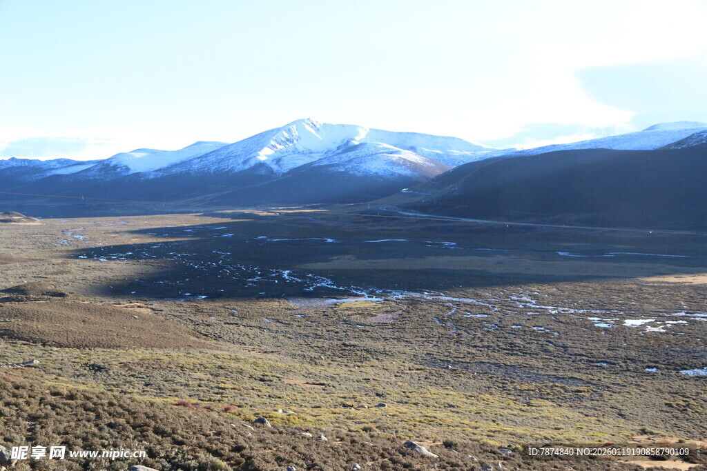 山间开阔地貌风景图