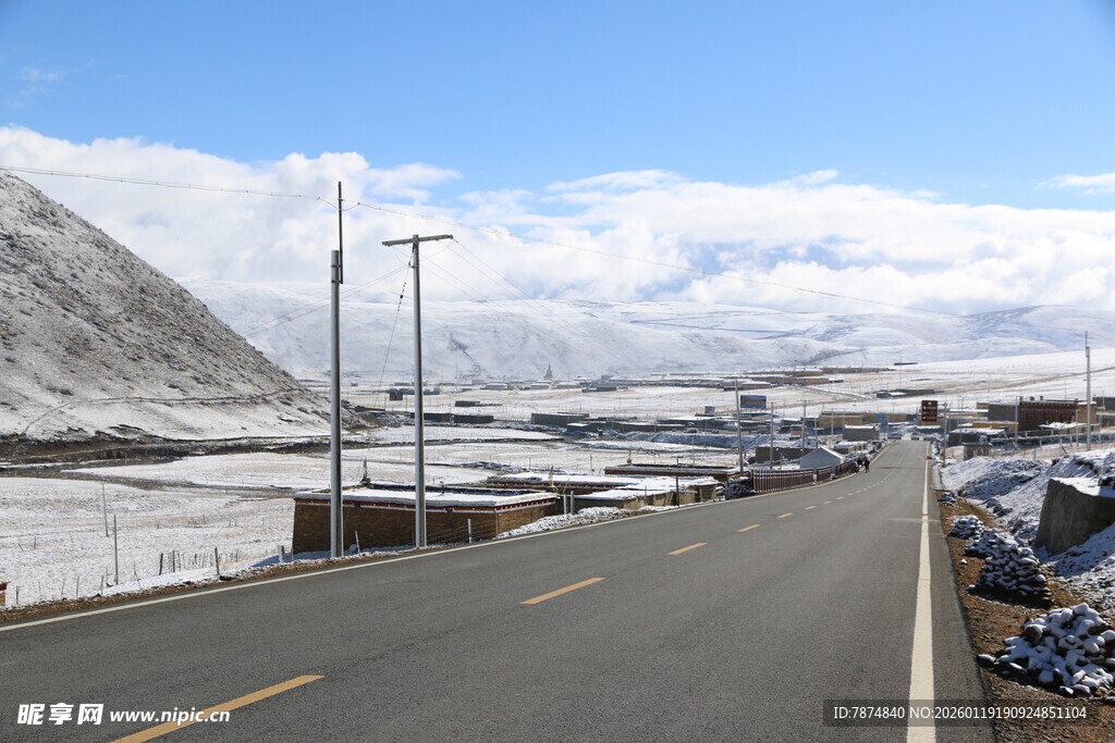 雪山旁的宽阔公路