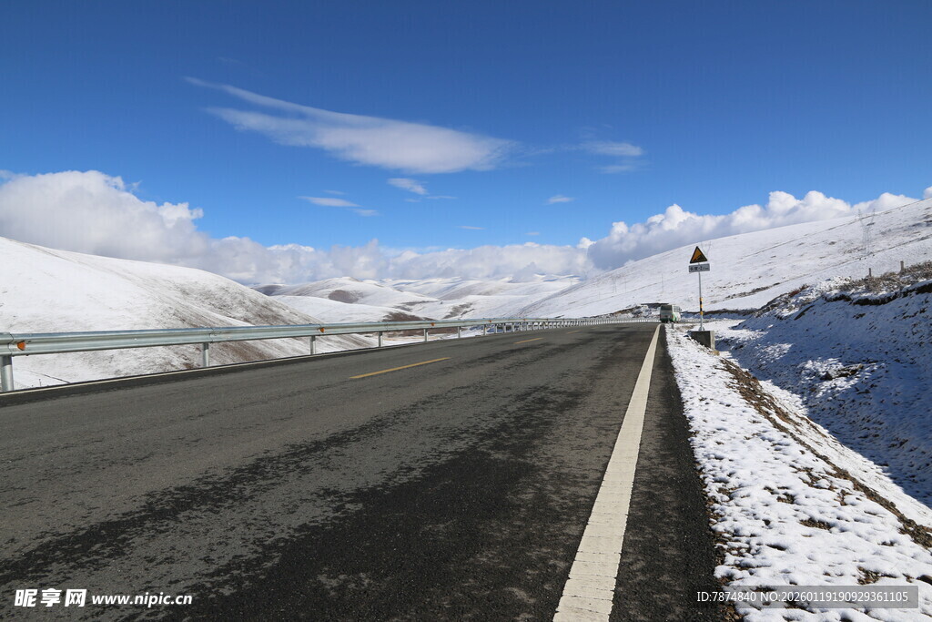 雪山旁的公路美景