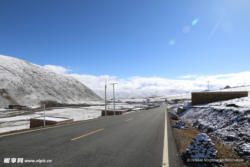 雪山旁的空旷公路美景