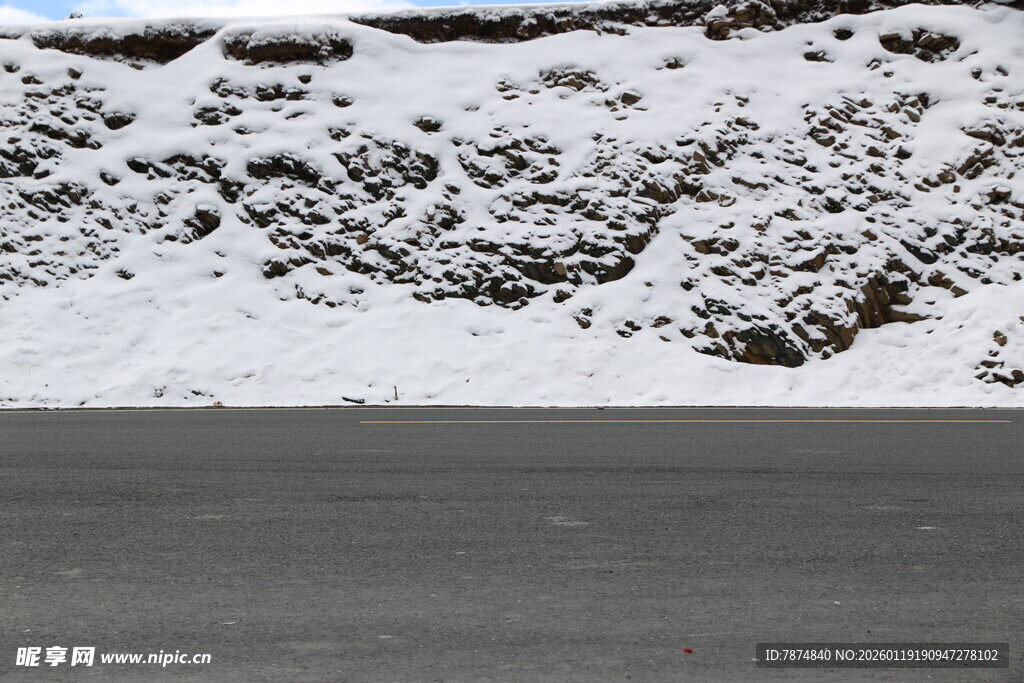 路边积雪覆盖的石堆景观