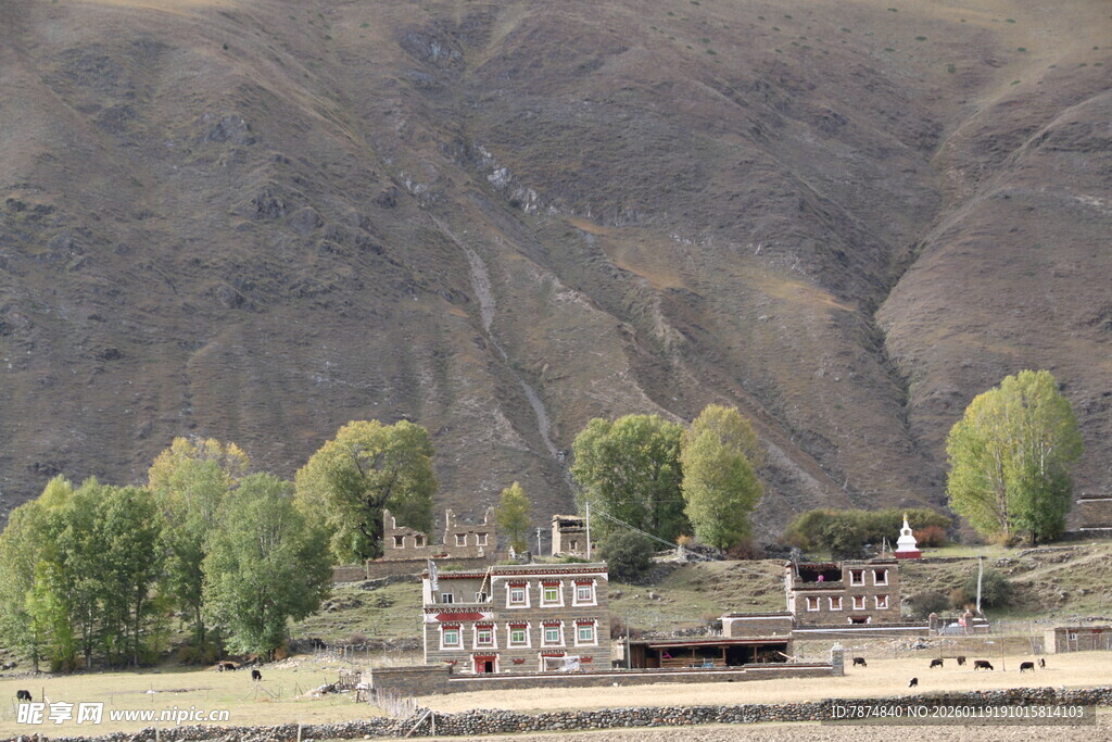山间藏式村落风景