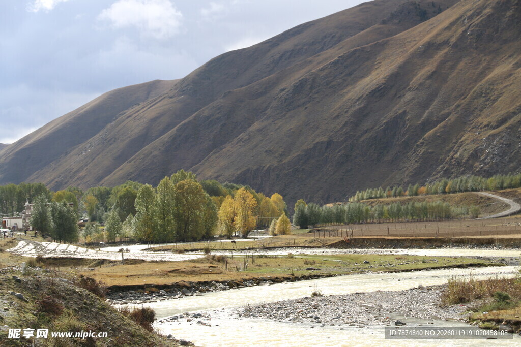 山间秋色中的宁静河谷