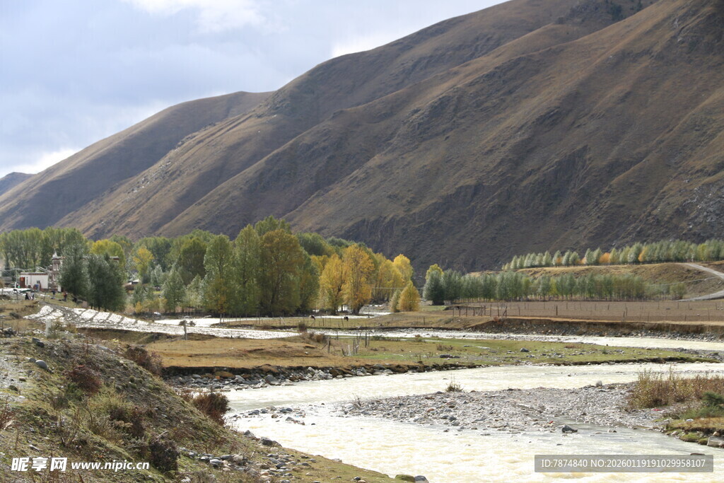 山间河谷秋日美景