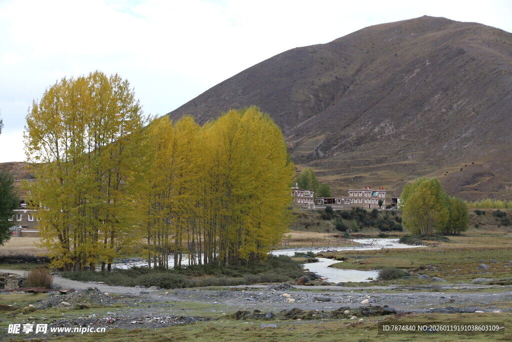 秋日山间溪流旁的村落