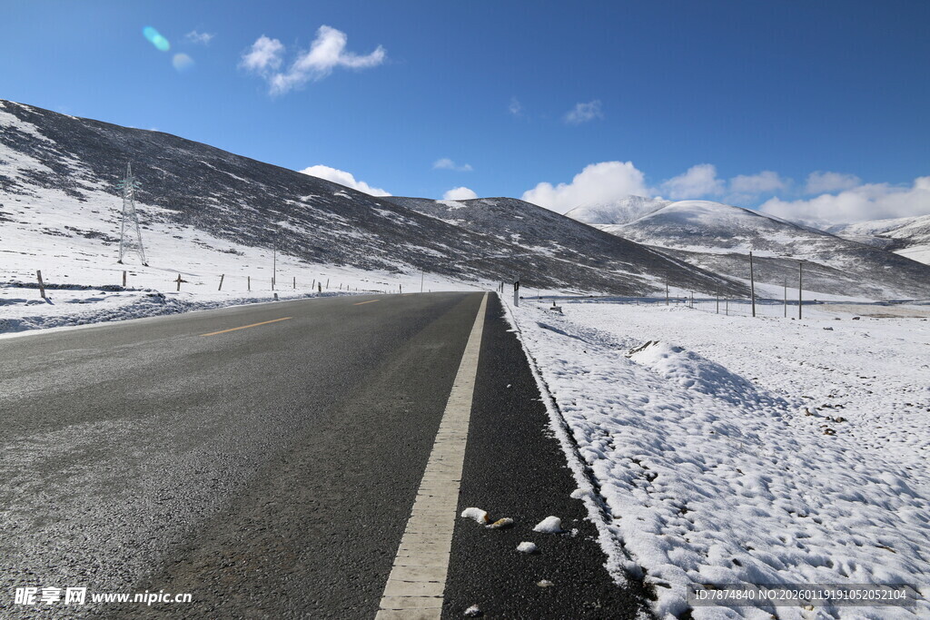 冬日雪覆公路风景