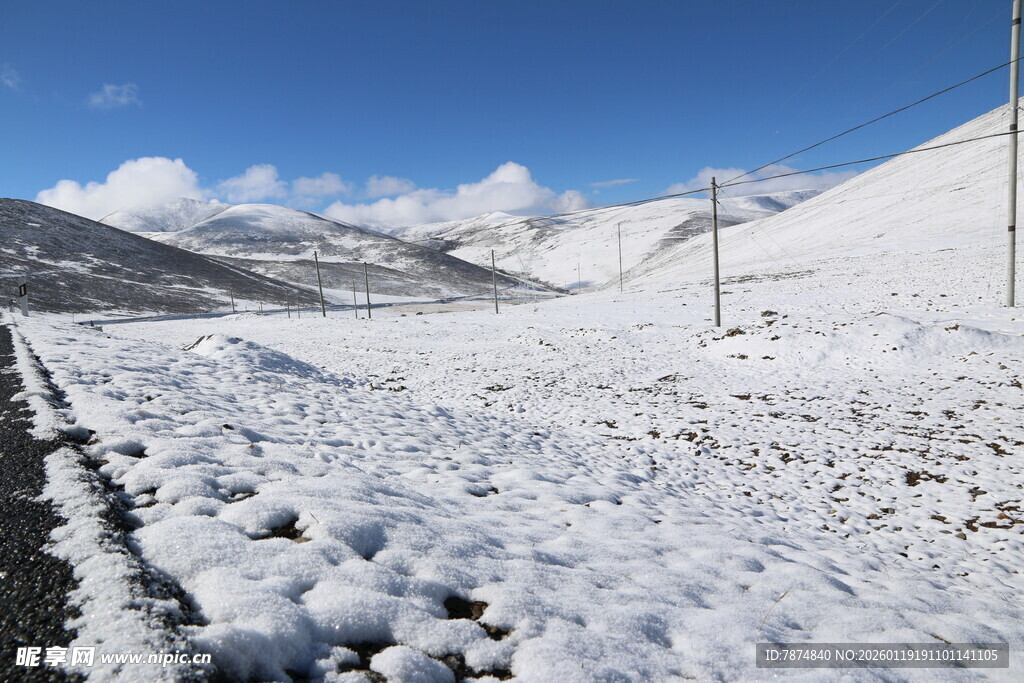 雪山旷野中的蜿蜒道路
