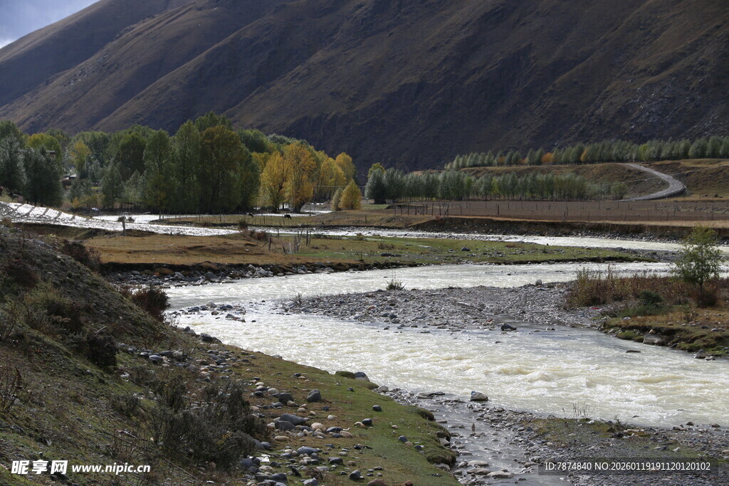 山间河流秋日美景