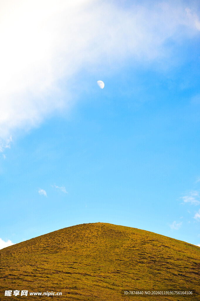 蓝天绿草山丘的美丽景致