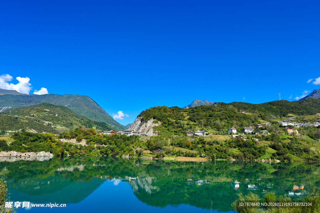青山绿水间的宁静湖景
