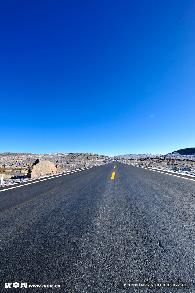 空旷公路伸向远方