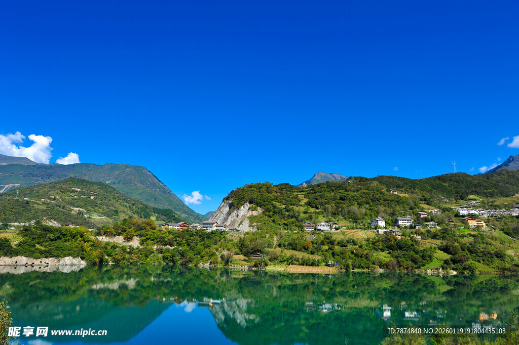 青山绿水间的静谧湖景