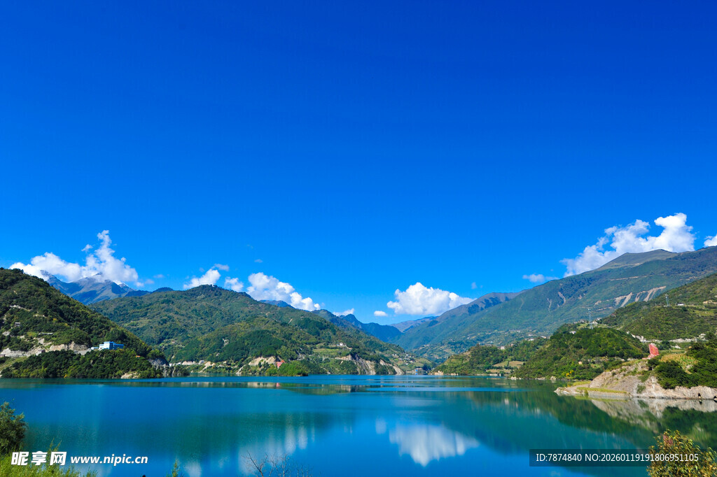 秀丽山水湖景风光图
