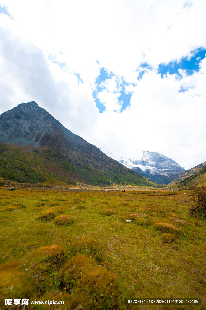 草原上的巍峨高山