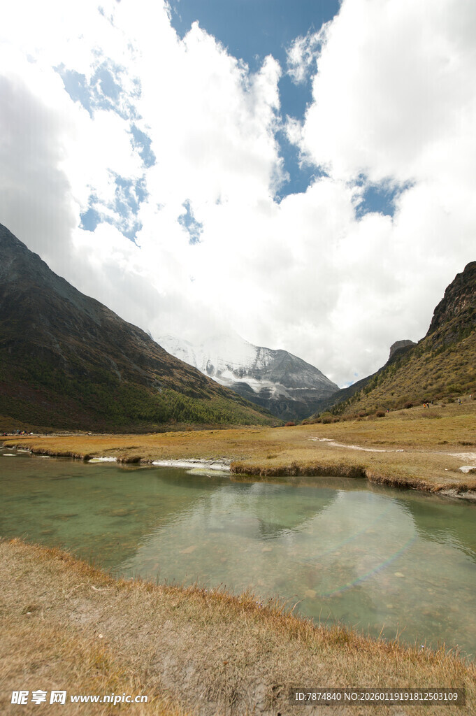 山间静谧湖泊美景