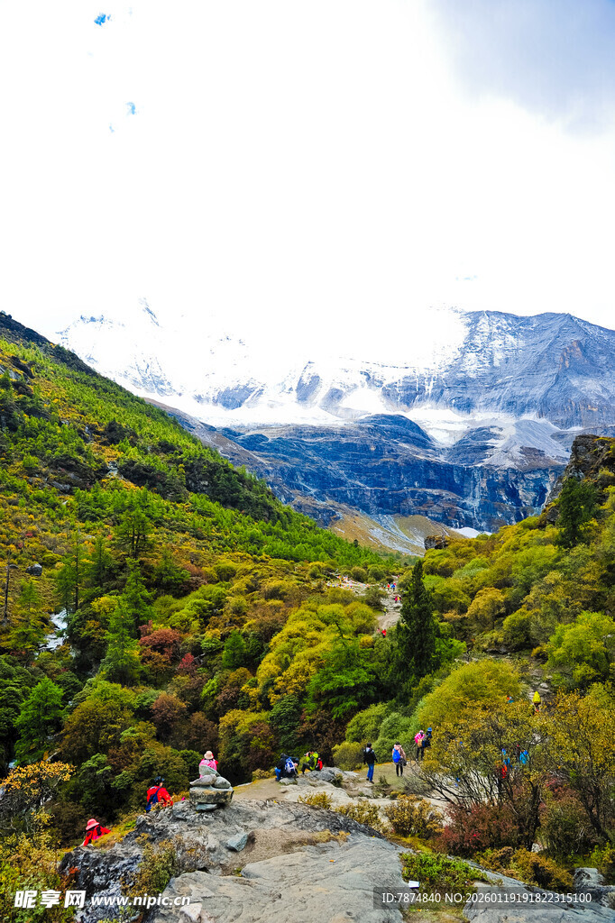 山间小径 邂逅秀丽自然景观