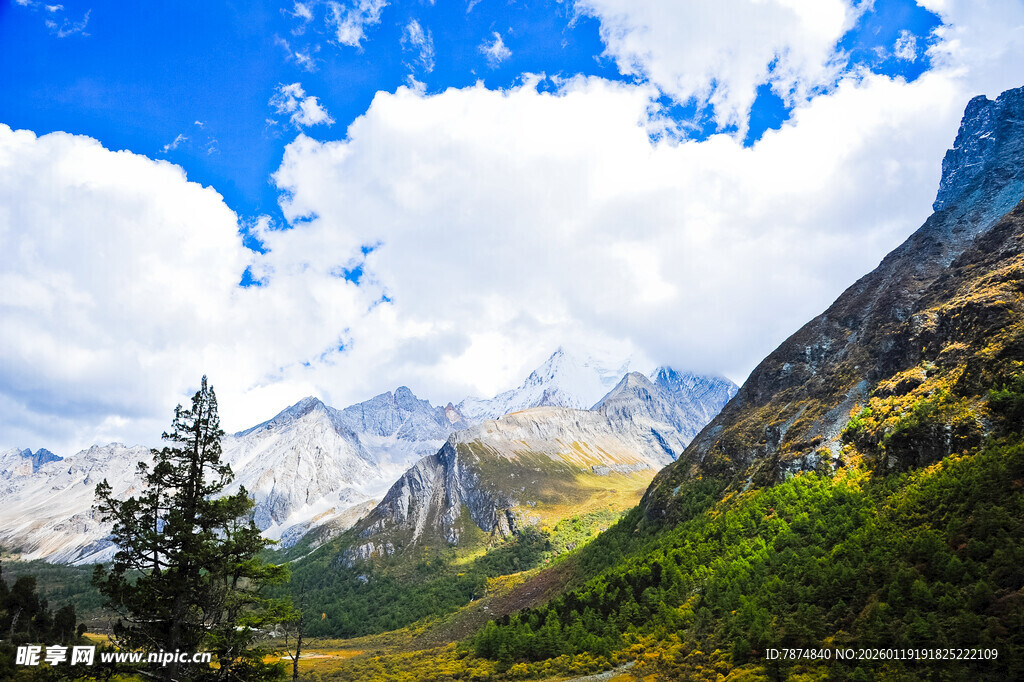 壮丽高山蓝天白云美景