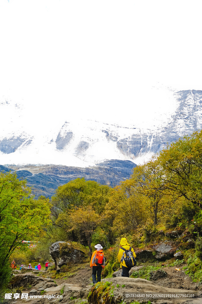 山间徒步者置身多彩自然