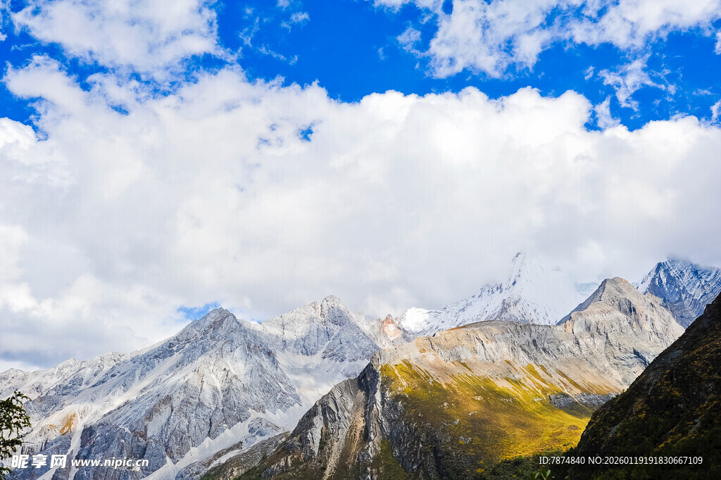壮丽雪山蓝天白云美景