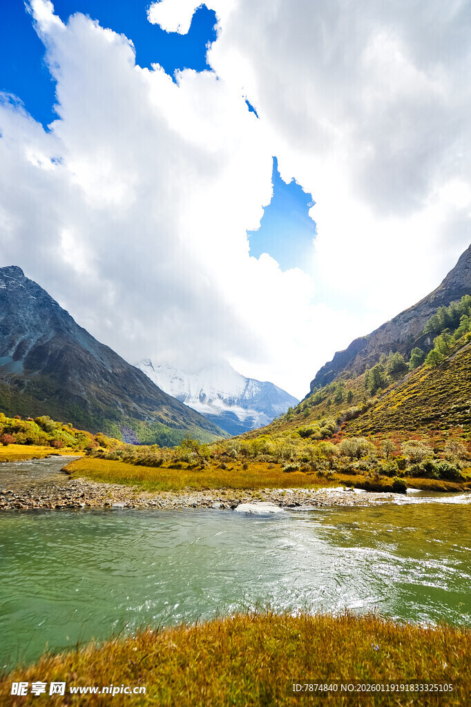 山间绿水美景如画