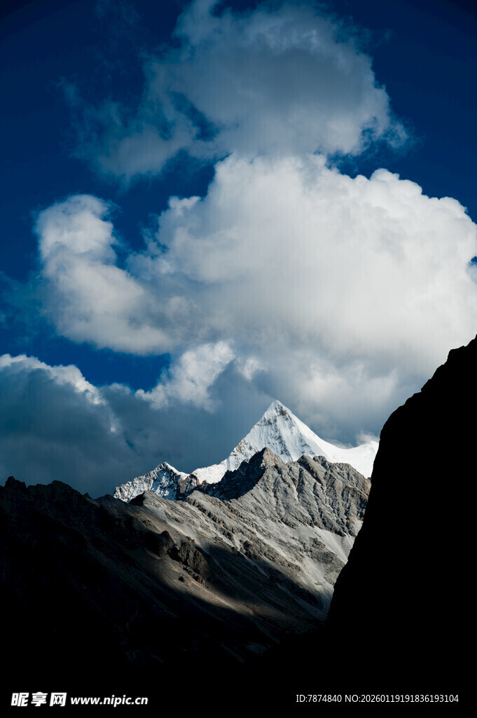 雪山蓝天壮丽风光