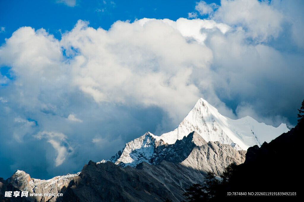 巍峨雪山映于蓝天白云