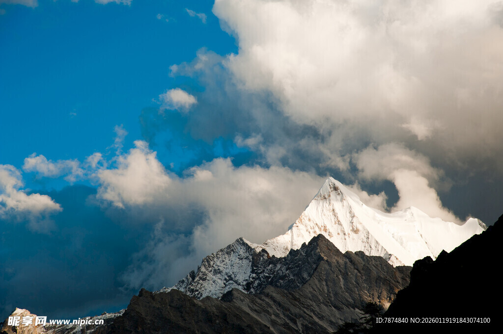 巍峨雪山映蓝天