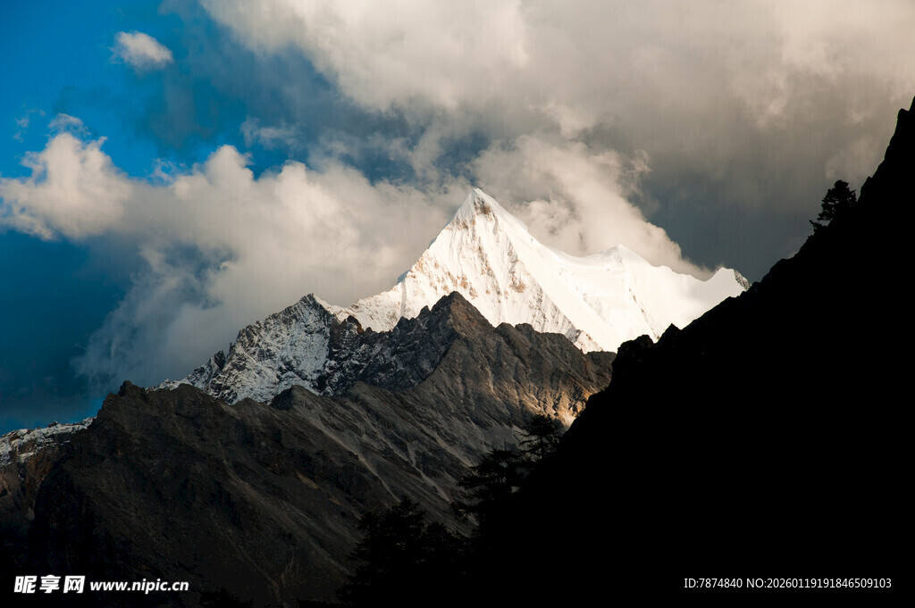 巍峨雪山 云雾缭绕之景
