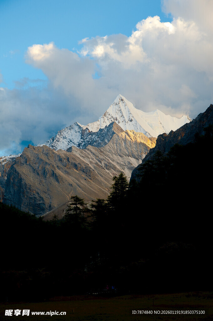 壮丽雪山与蓝天美景