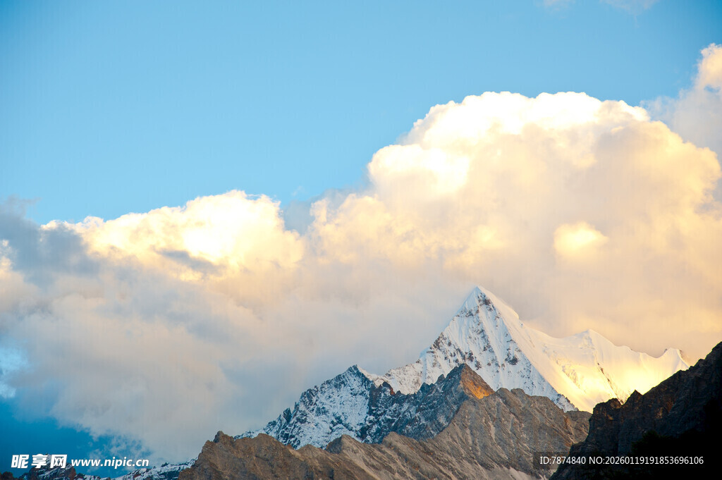 雪山之巅的壮丽云霞