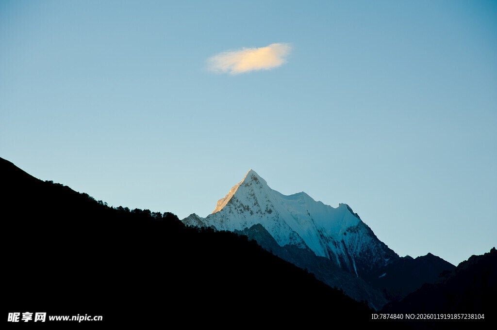 雪山之巅的壮丽景致