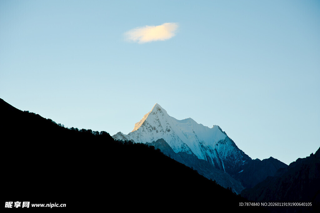 雪山之巅的壮丽景致