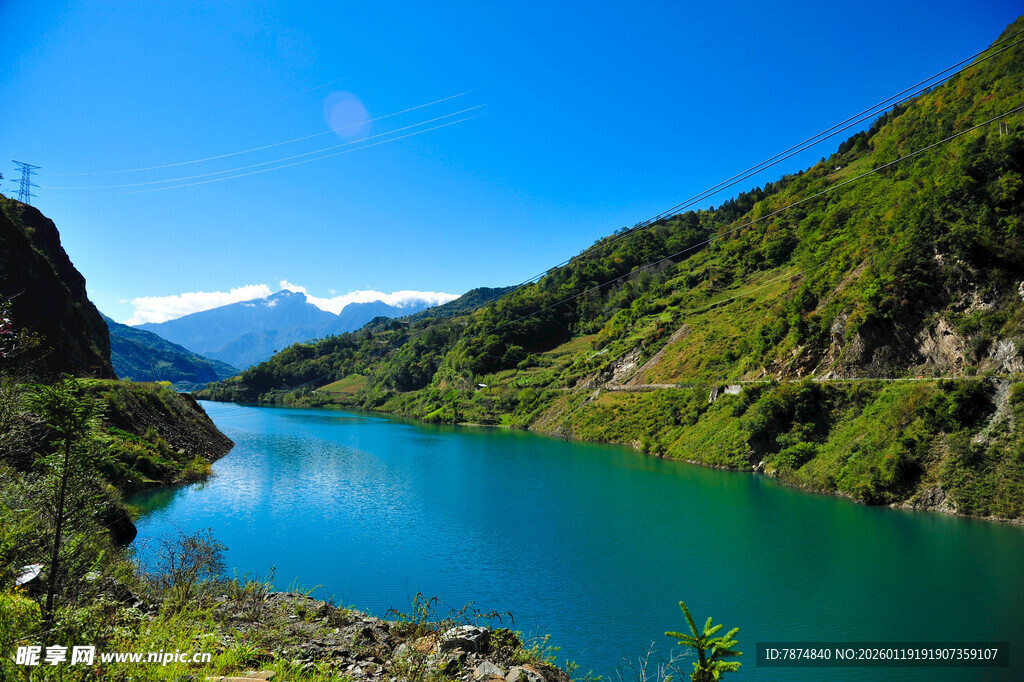 青山环抱下的碧绿湖泊
