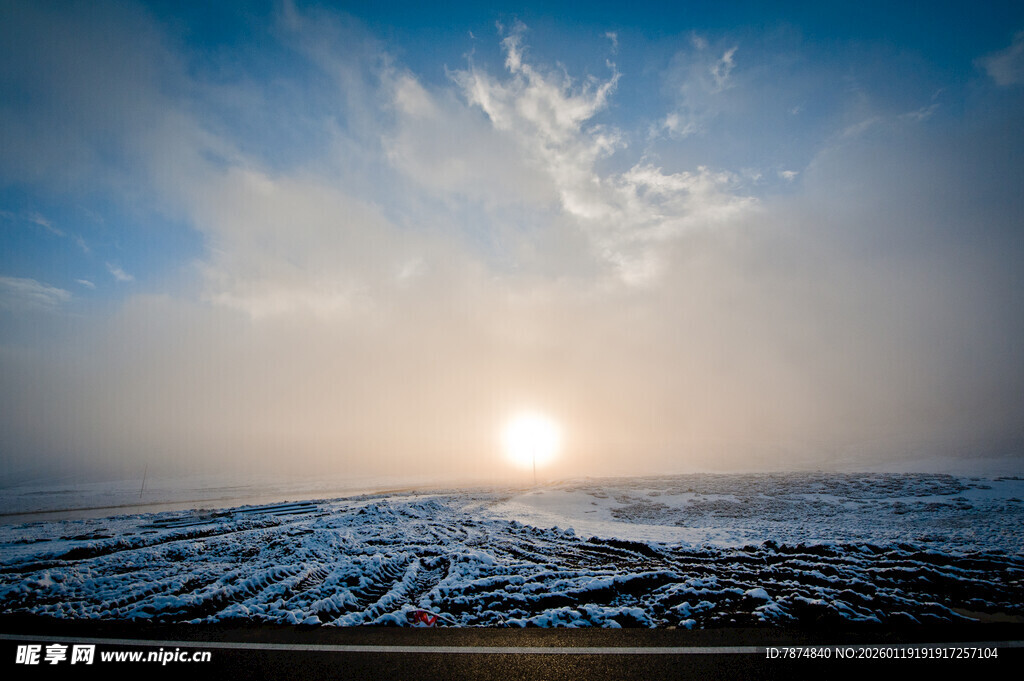 雪野上的壮丽日出