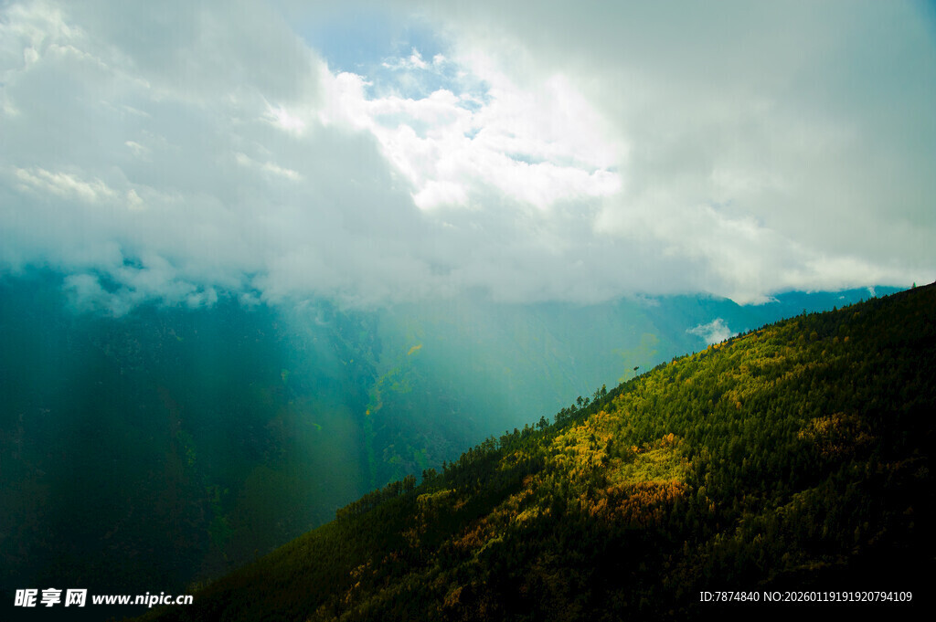山间云隙洒下的璀璨光芒